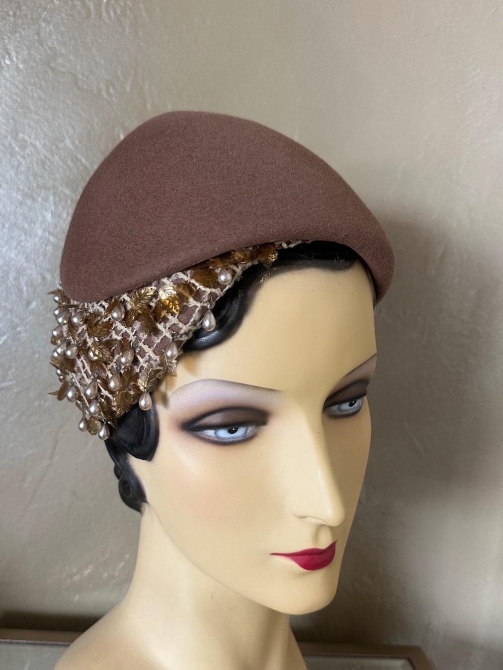 ADORABLE 1950s' CARAMEL BEIGE FELT COCKTAIL HAT + SEQUINS-BEADS-FEATHER TRIM